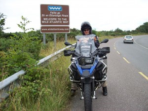 Unser Tourguide steht mit seinem Motorrad vor einem typischen Straßenschild am Atlantic Way.