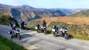 Eine Motorradgruppe in der wunderbaren Landschaft von Portugal.