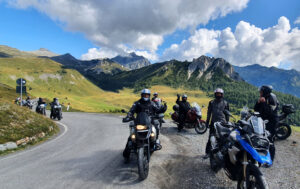 Eine Gruppe Motorradfahrer fährt über einen Pass am Gardasee.