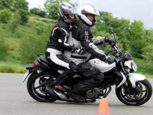 Ein Motorradfahrer beim Motorrad Sicherheitstraining.