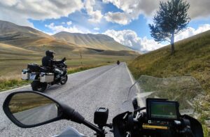 Motorradfdahrer unterwegs in Hochebene Campo Imperatore.