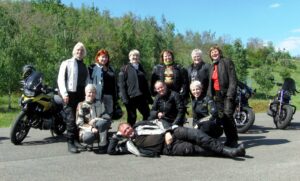 Eien Gruppe Motorradfahrerinen (Frauen) sind glücklich bei einem Sicherheitstraining.