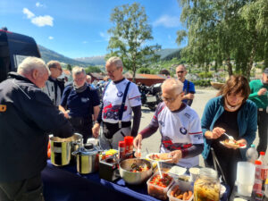 Eine Gruppe Motorradfahrer beim Picknick am Trollstiegen