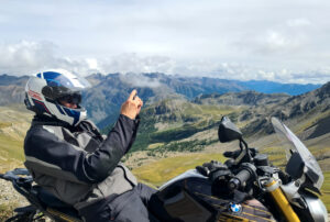 Fotostop vor den einzigartigen Panoramen in den französischen Alpen.