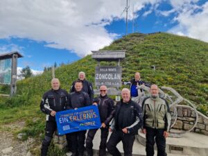 Unsere Motorradgruppe auf der Passhöhe am Sella Monte Zoncolan.